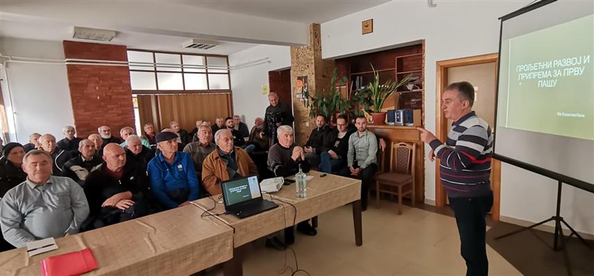 ДОБОЈ, 20. ФЕБРУАРА /СРНА/ - Удружење пензионера у Добоју организовало је данас пчеларско-воћарски курс за своје чланове који је реализовала добојска Подручна јединица Ресора за пружање стручних услуга у пољопривреди Министарства за пољопривреду, шумарство и водопривреду Републике Српске.