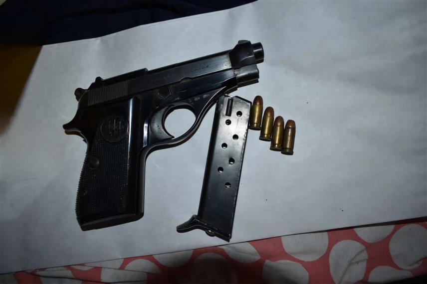 ДОБОЈ, 20. ФЕБРУАРА /СРНА/ - Полиција је у Добоју ухапсила лице са подручја овог града чији су иницијали Б.В. због насиља у породици, а током претреса пронађено је и оружје.