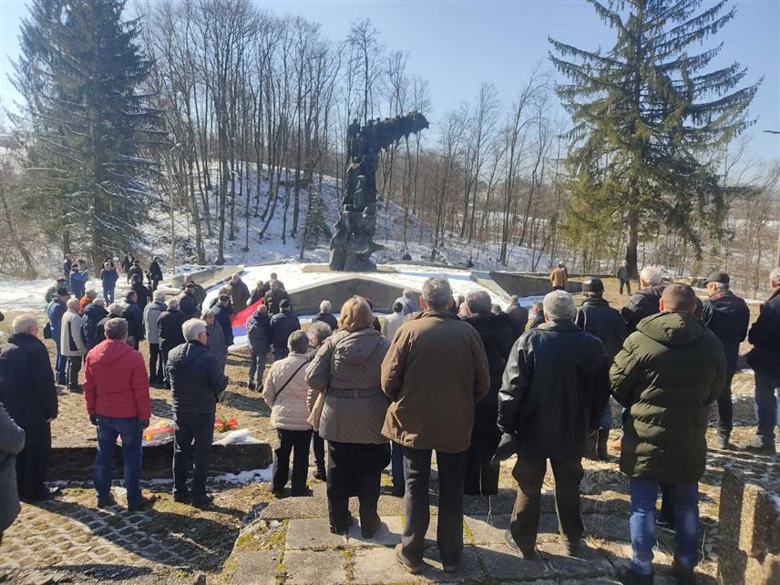 ЛОПАРЕ, 20. ФЕБРУАРА /СРНА/ - У Парку хероја на Вукосавцима код Лопара данас су делегације удружења антифашиста положиле вијенце на мјесту страдања партизанског штаба и на 83. годишњицу подсјетили на значај антифашистичке борбе.