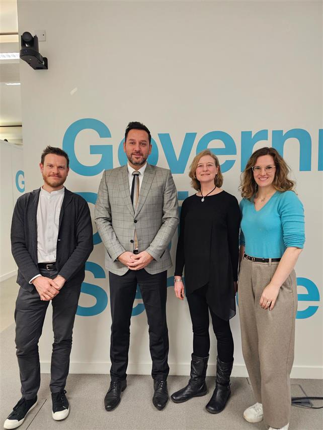 БАЊАЛУКА, 20. ФЕБРУАРА /СРНА/ - Директор Агенције за идентификационе документе, евиденцију и размјену података БиХ /ИДДЕЕА/ Алмир Бадњевић договорио је са представницима Сектора британске Владе за дигиталне услуге сарадњу и континуирану размјену искустава с циљем унапређења дигиталне трансформације у БиХ.