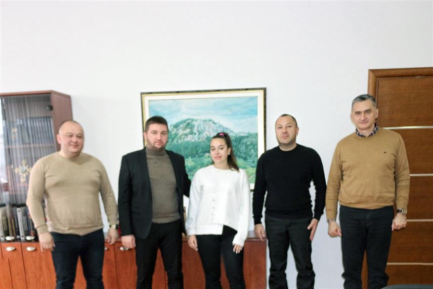 РОГАTИЦА, 20. ФЕБРУАРА /СРНА/ - Руководство општине Рогатица организовало је данас пријем за ученицу трећег разреда гимназије Марију Фуртулу, те изразило спремност за подршку овој талентованој средњошколки која ће наредних дана боравити у Истраживачкој станици "Петница" код Ваљева. 