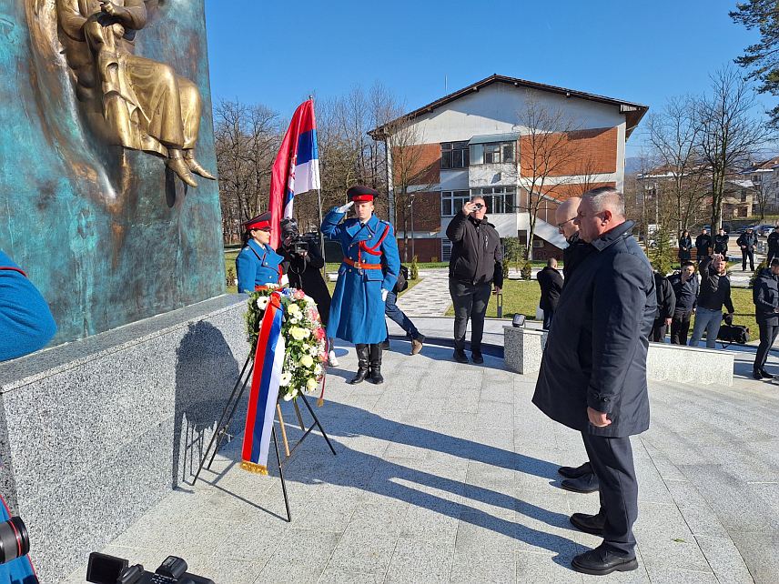 ИСТОЧНО САРАЈЕВО, 20. ФЕБРУАРА /СРНА/ - Предсједник Владе Републике Српске Радован Вишковић и премијер Србије у оставци Милош Вучевић посјетили су данас Меморијални комплекс посвећен страдалим српским цивилима Сарајева и Сарајевско-романијске регије у 20. вијеку, гдје су на споменик "Бели анђео" положили вијенац.	