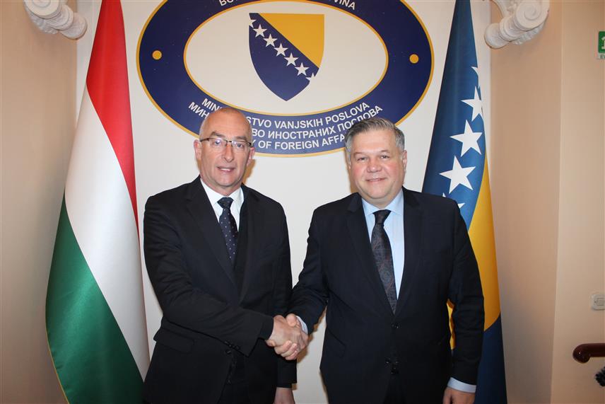 САРАЈЕВО, 20. ФЕБРУАРА /СРНА/ - Састанак замјеника министра иностраних послова у Савјету министара Јосипа Бркића са државним секретаром за безбједносну политику Министарства иностраних послова и трговине Мађарске Петером Стараијем у Сарајеву.