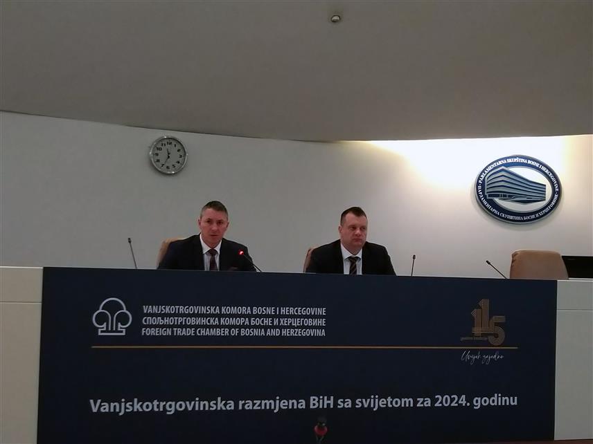 САРАЈЕВО, 20. ФЕБРУАРА /СРНА/ - Предсједник Спољнотрговинске коморе БиХ Вјекослав Вуковић и директор Сектора за макроекономски систем при Спољнотрговинској комори Славиша Ћеранић данас у Сарајеву током презентације спољнотрговинске размјене БиХ са свијетом за прошлу годину за представнике медија, а затим и диломатског кора, иституција и компанија у земљи.	