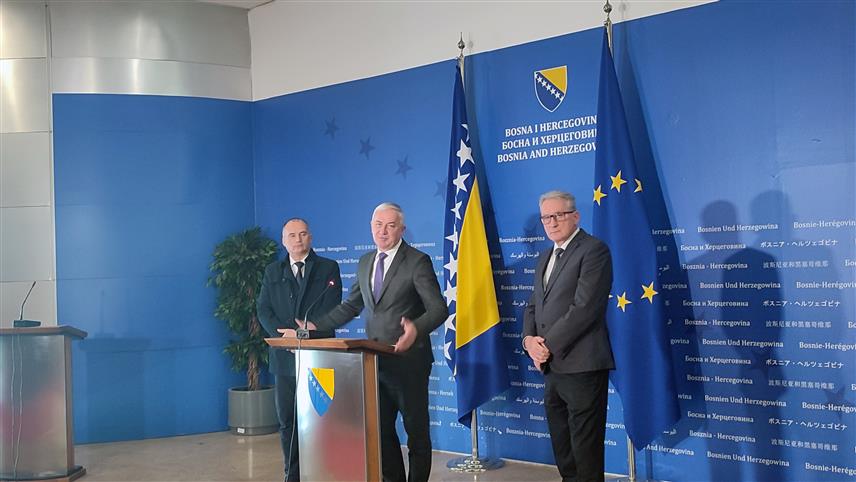 САРАЈЕВО, 20. ФЕБРУАРА /СРНА/ - Посланик ПДП-а у Представничком дому Парламентарне скупштине Бранислав Бореновић, посланик СДС-а Младен Босић и посланик Листе за правду и ред Ненад Грковић на конференцији за новинаре у Сарајеву.