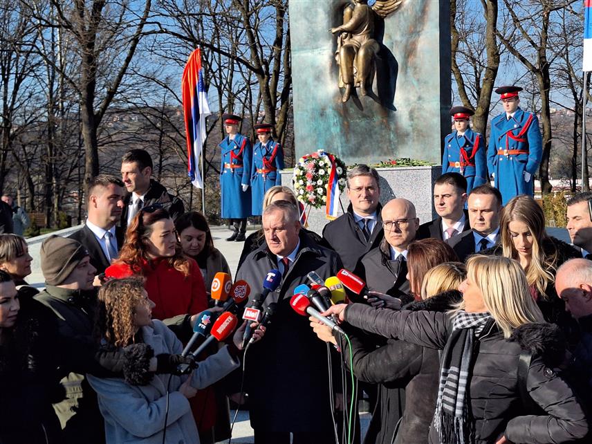 ИСТОЧНО САРАЈЕВО, 20. ФЕБРУАРА /СРНА/ - Премијери Републике Српске Радован Вишковић и Србије Милош Вучевић у обраћању новинарима данас у Источном Сарајеву након што су посјетили Меморијални комплекс у Источном Сарајеву посвећен страдалим српским цивилима Сарајева и Сарајевско-романијске регије у 20. вијеку, гдје су положили вијенце и одали пошту.	