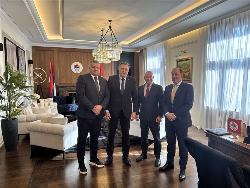 БАЊАЛУКА, 20. ФЕБРУАРА /СРНА/ - Предсједник Републике Српске Милорад Додик састао се данас у Бањалуци са представницима компаније "Аркор АГ" из Швајцарске Владимиром Рудићем и Џефријем Стоном.	