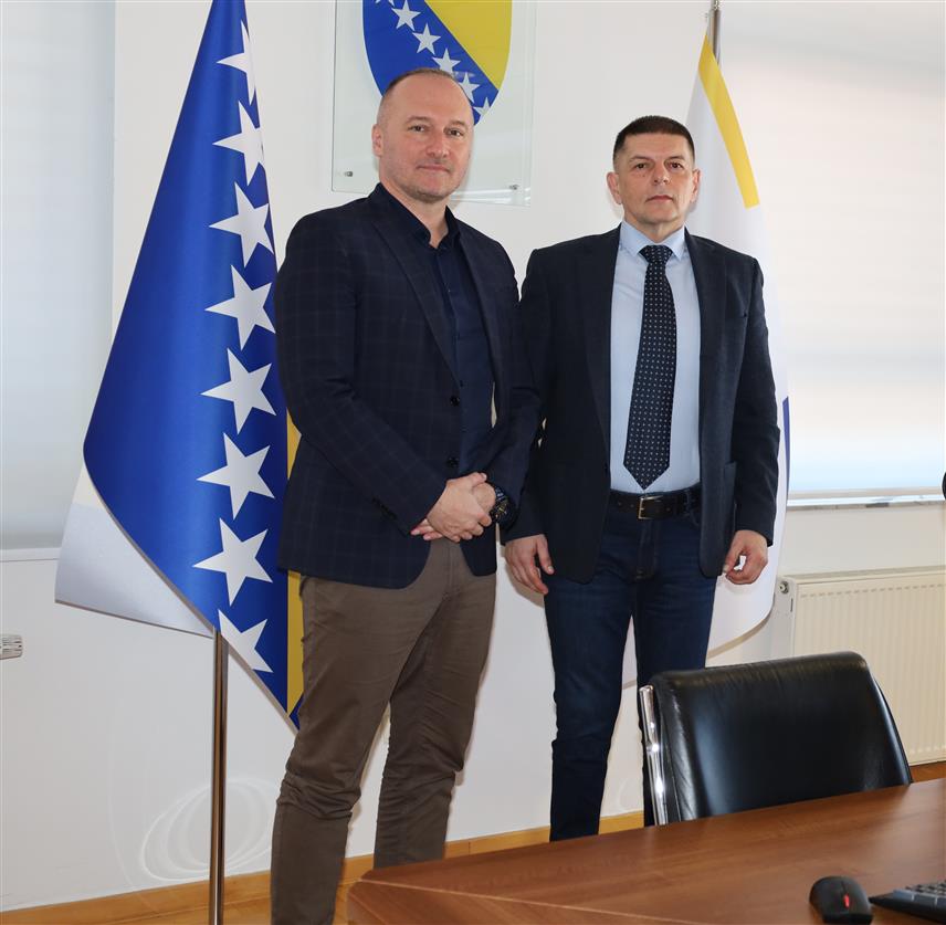 САРАЈЕВО, 20. ФЕБРУАРА /СРНА/ - Предсједник Високог судског и тужилачког савјета /ВСТС/ БиХ Санин Богунић разговарао је данас у Сарајеву са генералним директором Обавјештајно-безбједносне агенције /ОБА/ Алмиром Џувом о успостављању одјељења за провјеру имовине судија и тужилаца.	
