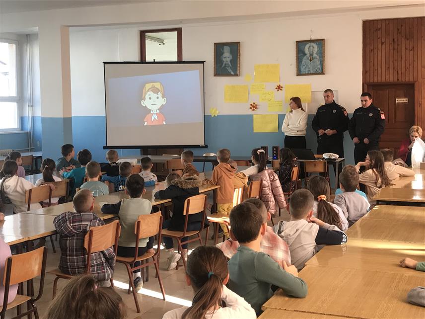 МИЛИЋИ, 20. ФЕБРУАРА /СРНА/ - Ученицима првих и других разреда Основне школе /ОШ/"Алекса Јакшић" у Милићима данас је одржано предавање у оквиру кампање "Буди видљив, не буди фигура", на којем је приказан филм "Пажљивко" о правилима безбједног понашања у саобраћају.	