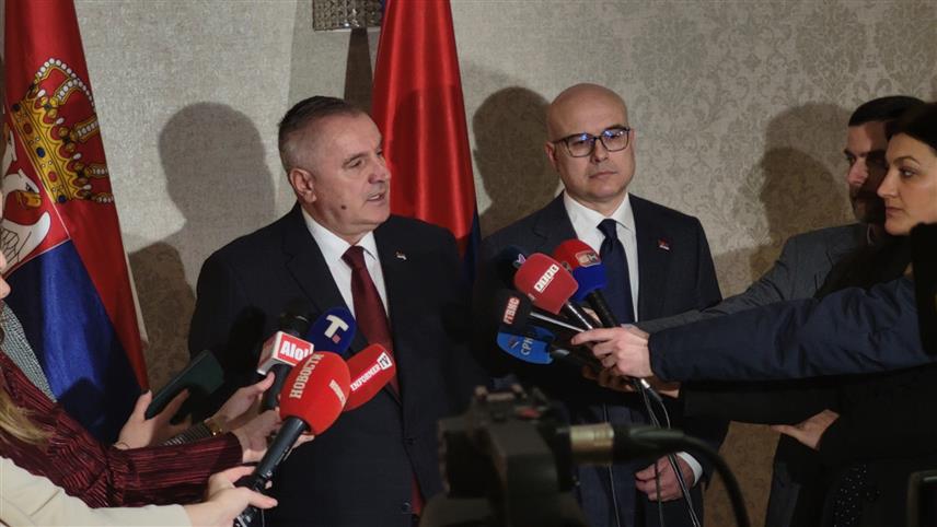 ИСТОЧНО САРАЈЕВО, 20. ФЕБРУАРА /СРНА/ - Премијери Републике Српске Радован Вишковић и Србије Милош Вучевић у обраћању новинарима вечерас у Источном Сарајеву на отварању изложбе и промоцији каталога "Култура Срба у Сарајеву 1468 - 1941".