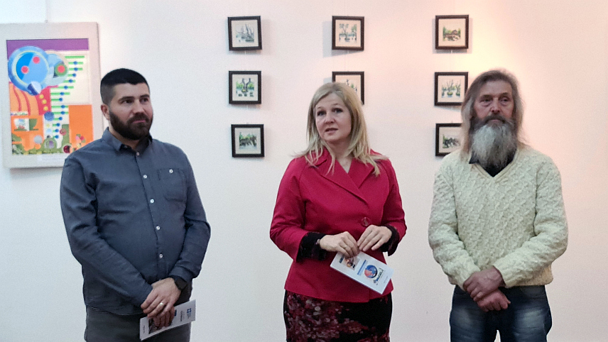 ДОБОЈ, 20. ФЕБРУАРА /СРНА/ - У Центру за културу и образовање у Добоју вечерас је отворена ликовна изложба "Поповићи", на којој су представљени радови три аутора Поповића - Гавро са колажима, Милица са акрилом и Драгомир са минијатурама.