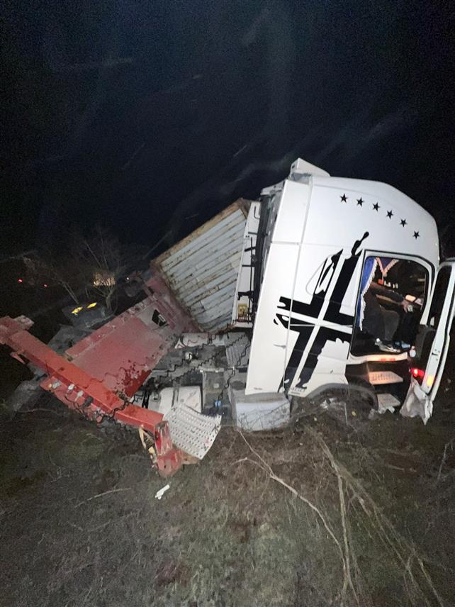 ДОБОЈ, 20. ФЕБРУАРА /СРНА/ - Теретно и путничко возило сударили су се на обилазници код Добоја, има повријеђених али не теже, а саобраћај је у путпуности обустављен.	