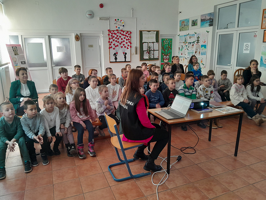 ЈЕЗЕРО, 21. ФЕБРУАРА /СРНА/ - Припадници Полицијске управе Мркоњић Град одржали су данас у Основној школи "Вук Караџић" у Језеру предавање за ученике од првог до петог разреда o теми "Дјеца у дигиталном добу и дигитално насиље".