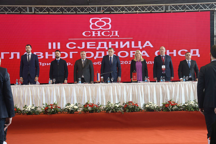 ПРИЈЕДОР, 21. ФЕБРУАРА /СРНА/ - У Приједору је почела сједница Главног одбора Савеза независних социјалдемократа /СНСД/,сједници присуствују предсједник СНСД-а Милорад Додик, потпредсједници странке Жељка Цвијановић, Радован Вишковић, Мирослав Бојић и Лука Петровић, као и генерални секретар СНСД-а Срђан Амиџић и организациони секретар Игор Додик./фото Борислав Здриња/