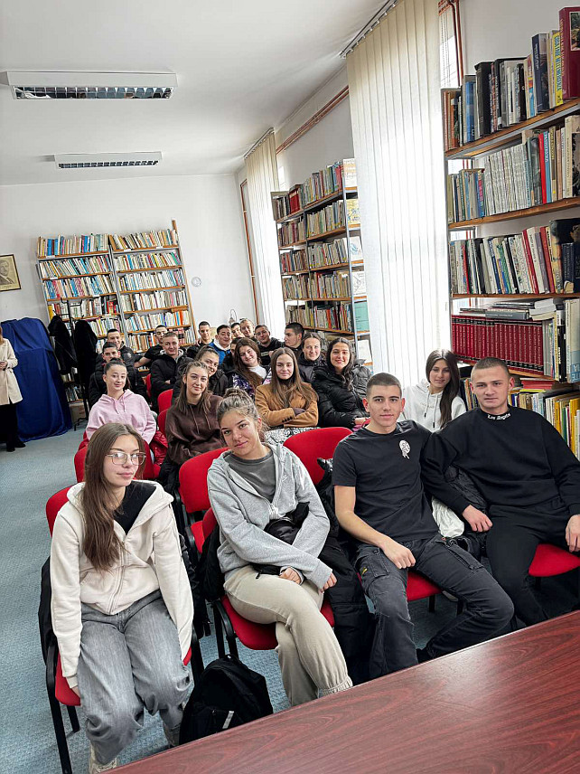 РОГАTИЦА, 21. ФЕБРУАРА /СРНА/ - Народну библиотеку "Војислав Лубарда" данас је, поводом Међународног дана матерњег језика, посјетило више од 120 ученика Средњошколског центра "27. јануар".