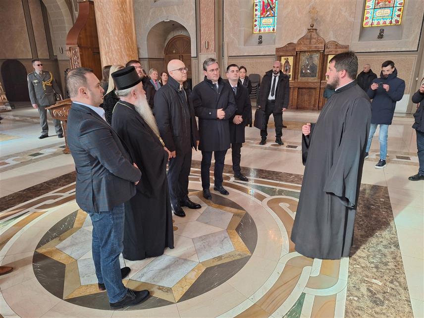 САРАЈЕВО, 21. ФЕБРУАРА /СРНА/ - Предсједник Владе Србије у оставци Милош Вучевић посјетио је данас Саборну цркву у Сарајеву.