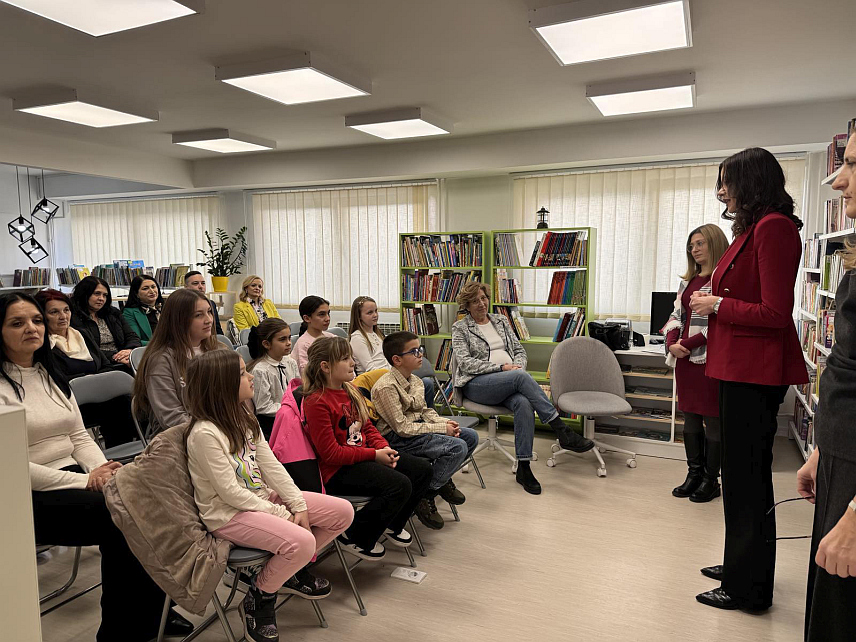 ЛАКТАШИ, 21. ФЕБРУАРА /СРНА/ - Помоћник министра просвјете и културе Републике Српске Тања Ђаковић на отварању изложбе најљепших ћириличних рукописа ученика основних школа са подручја Лакташа у Народној библиотеци "Веселин Маслеша" у Лакташима.