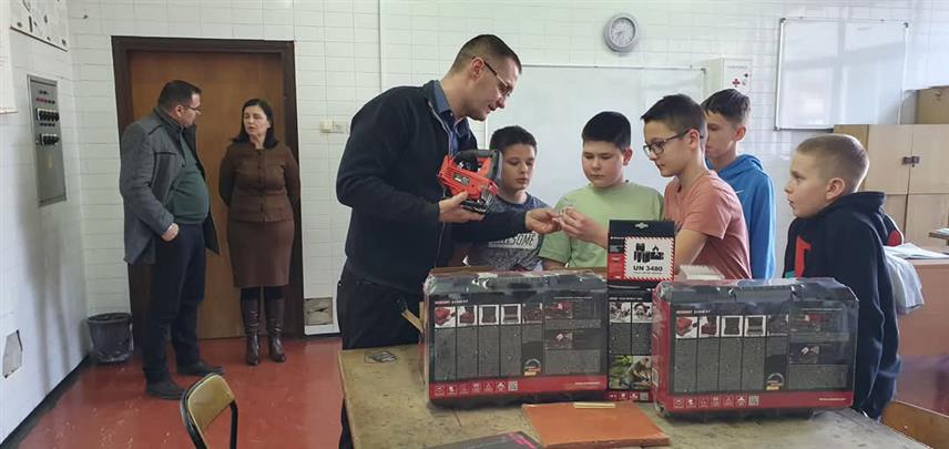 БРОД, 21. ФЕБРУАРА /СРНА/ - Основној школа "Свети Сава" из Брода данас је предата донација привредника из те општине и Витеза којом ће уредити објекат школе и олакшати ученицима и наставницима извођење практичне наставе.