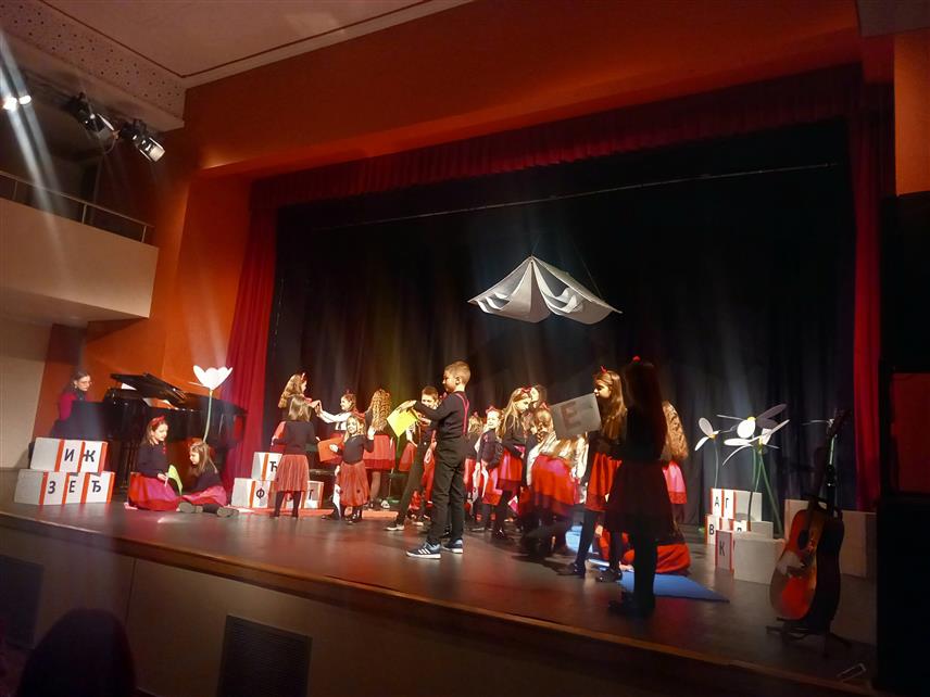 TРЕБИЊЕ, 21. ФЕБРУАРА /СРНА/ - Чланови дјечијег хора "Бубамарац" из Tребиња извели су данас у Културном центру представу "Ми смо дјеца азбуке" која говори о значају српског писма ћирилице и писмености.