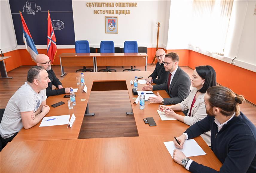 ИСТОЧНА ИЛИЏА, 21. ФЕБРУАРА /СРНА/ - Предсједник ПДП-а Драшко Станивуковић, након састанка са представницима удружења ампутираца и родитеља дјеце са потешкоћама у развоју у Источној Илиџи, предложио је укидање намета на средства неопходна за достојанствен живот.