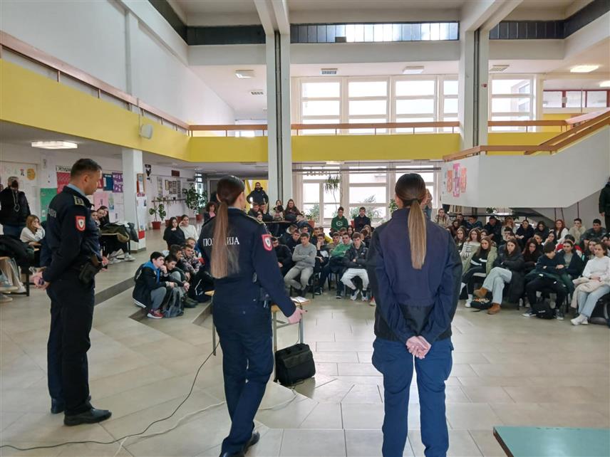 НОВИ ГРАД, 21. ФЕБРУАРА /СРНА/ - Представници Министарства унутрашњих послова /МУП/ Републике Српске данас су у Новом Граду промовисали Средњу школу унутрашњих послова новоградским средњошколцима другог разреда.	