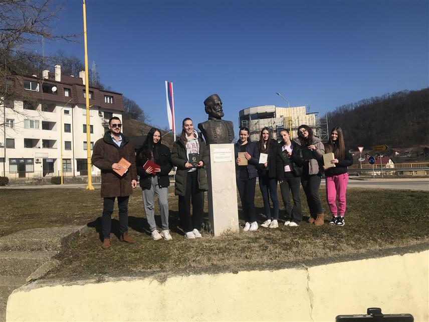 МИЛИЋИ, 21. ФЕБРУАРА /СРНА/ - Милићки средњошколци обиљежили су Међународни дан матерњег језика читајући дјела српских великана у Парку великана у Милићима.	