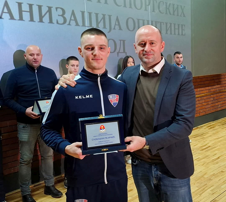 БРОД, 21. ФЕБРУАРА /СРНА/ - Нападач Клуба малог фудбала "Брод" Слободан Пејичић проглашен је најбољим спортистом општине Брод у 2024. години, други најбољи је атлетичар Ђорђе Ћерић, док је трећи најбољи у овој категорији Бојан Дуроња из Омладинског фудбалског клуба "Полет 1926".