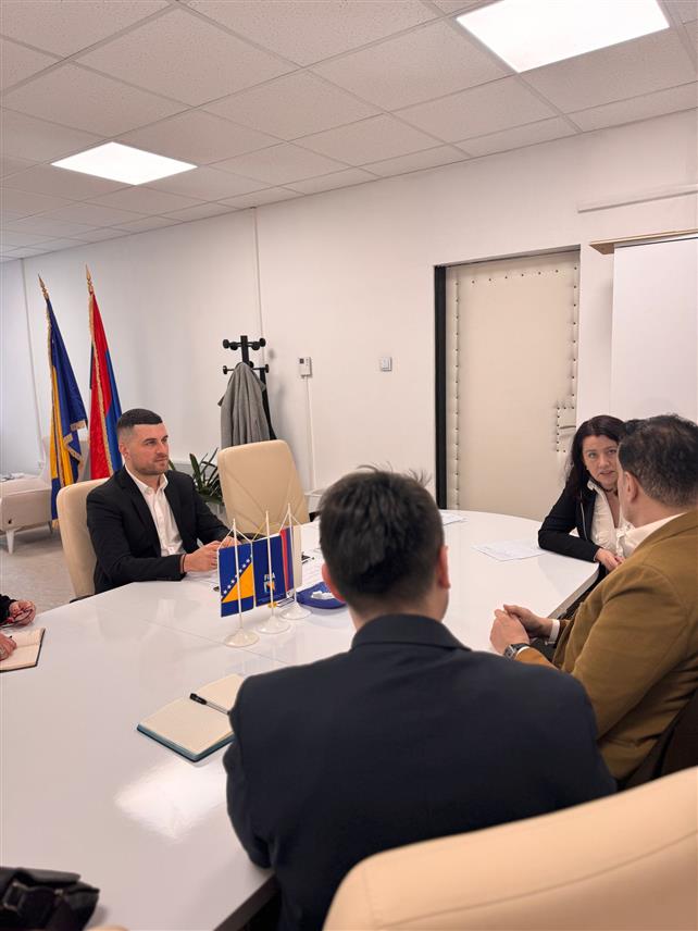 САРАЈЕВО, 21. ФЕБРУАРА /СРНА/ - Директор Агенције за унапређење страних инвестиција БиХ /Фипа/ Марко Кубатлија и власник компанија "Хербал спа" и "Мадо" у БиХ Хусеин Алнасар /Hussain Alnassar/ разговарали су о новој инвестицији вриједној 43 милиона евра, тематском парку на подручју Мостара, чија презентација се очекује.