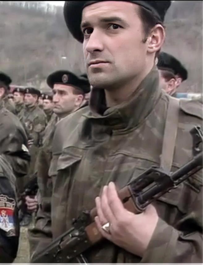 ПРИЈЕДОР, 21. ФЕБРУАРА /СРНА/ - Некадашњи припадник Седмог одреда Драган Драгојевић на одслужење редовног војног рока отишао је у Школу резервних официра у Билећи у јуну 1990. године.