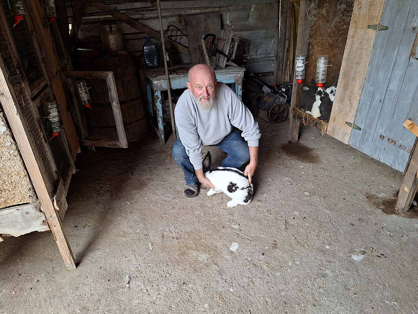 ШАМАЦ, 22. ФЕБРУАРА /СРНА/ - Пензионер Богољуб Матијевић није родом из Шамца, а ипак је купио плац и направио кућу у Tишини, гдје је нашао своју оазу мира.