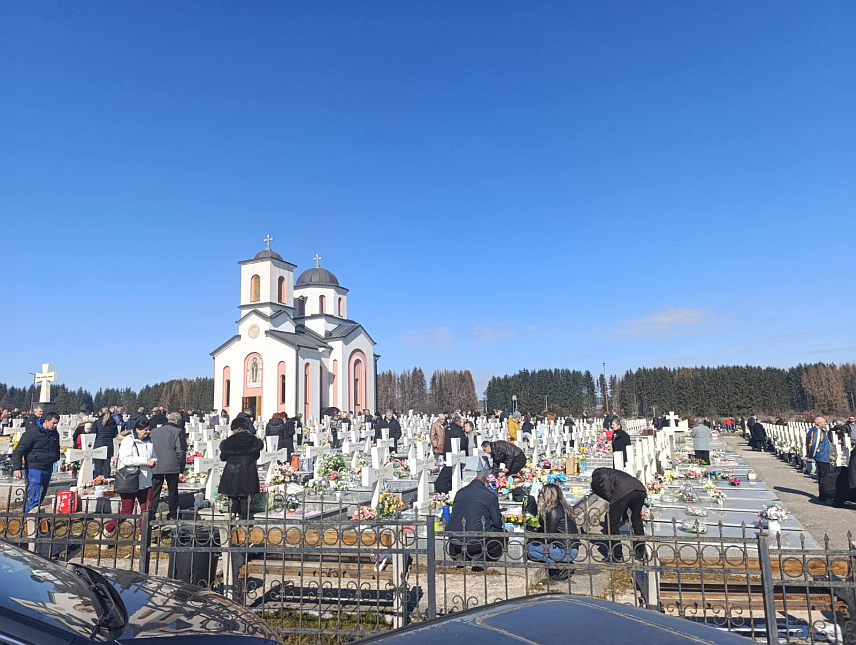 СОКОЛАЦ, 22. ФЕБРУАРА /СРНА/ - На Војничком спомен-гробљу Нови Зејтинлик на Сокоцу, на коме почива више од 960 српских бораца, данас на Велике задушнице окупило се неколико хиљада људи из свих крајева Републике Српске.