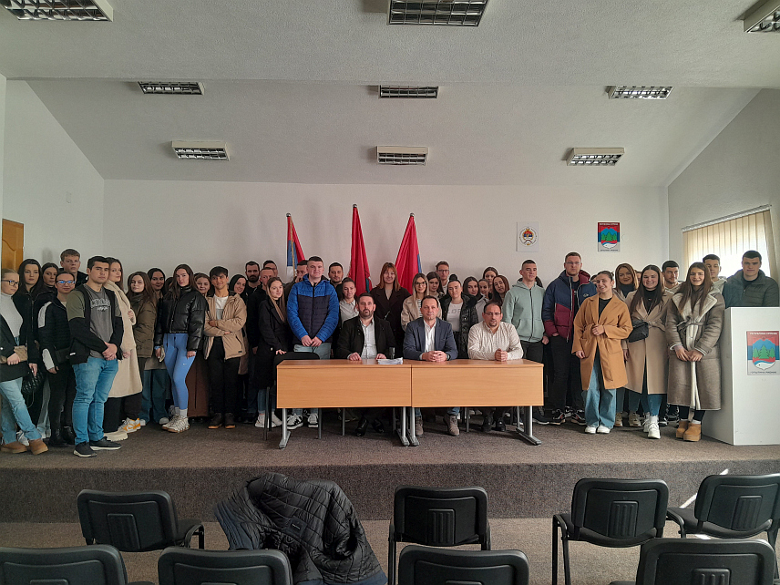 РИБНИК, 22. ФЕБРУАРА /СРНА/ - Начелник општине Рибник Душко Дакић потписао је данас уговоре о стипендирању са 61 студентом и девет ученика средње школе, за шта је из буџета општине издвојено 75.000 КМ.