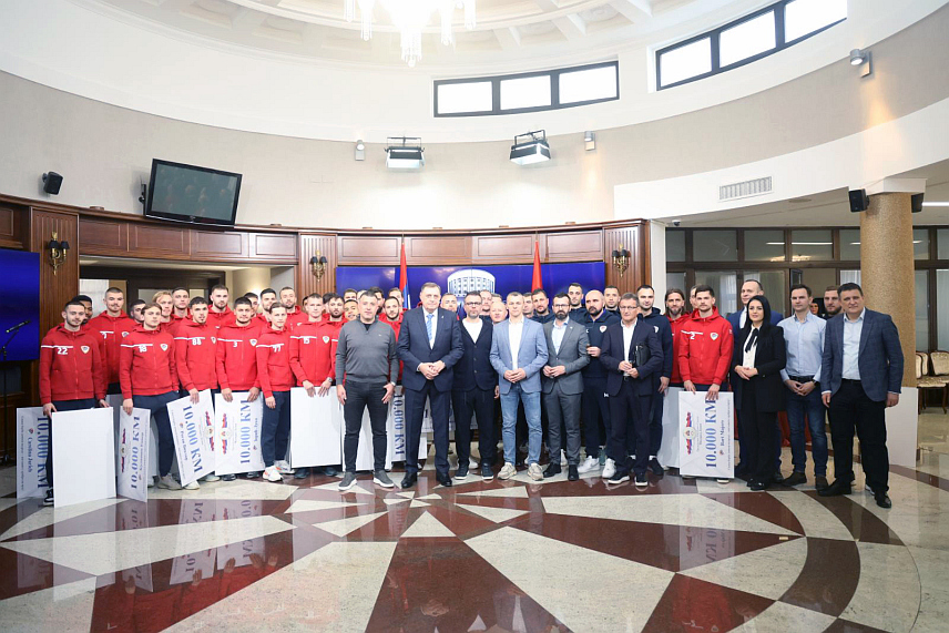 БАЊАЛУКА, 22. ФЕБРУАРА /СРНА/ - Предсједник  Републике Српске  Милорад Додик уручио је данас чекове од по 10.000 КМ играчима и стручном штабу Фудбалског клуба "Борац" из Бањалуке као награду за њихов историјски успјех на европском такмичењу и подстицај за будуће побједе. /ФОТО: Борислав Здриња/