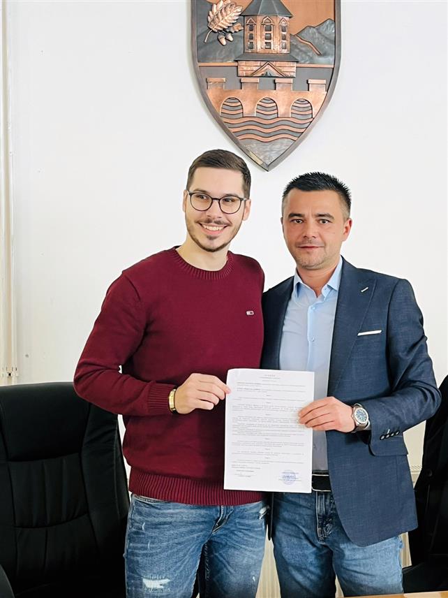 КОЗАРСКА ДУБИЦА, 22. ФЕБРУАРА /СРНА/ - Начелник општине Игор Савковић потписао је данас уговоре о стипендирању са 61 студентом, који ће у овој академској години добијати стипендије из буџета општине увећане за 50 одсто, односно 1.500 КМ редовни студенти и 750 КМ апсолвенти.