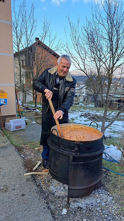 РИБНИК, 22. ФЕБРУАРА /СРНА/ - Традиционална манифестација "Пасуљијада" окупила је данас у Доњем Рибнику око 200 посјетилаца који су уживали у дружењу и и традиционалној припреми чорбе од пасуља.