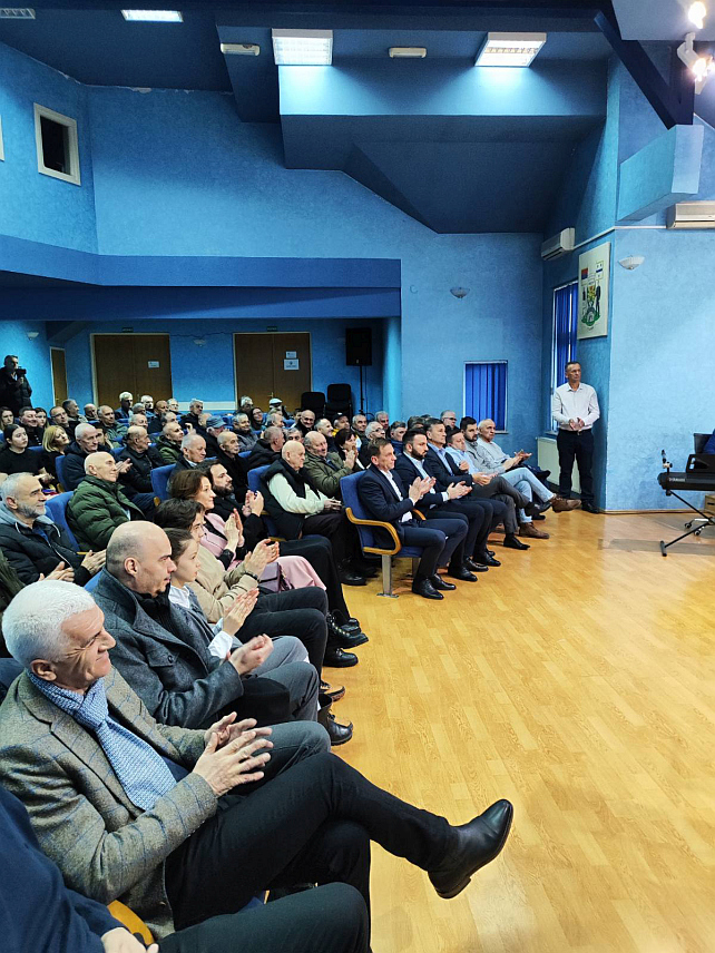 УГЉЕВИК, 23. ФЕБРУАРА /СРНА/ - Полагањем вијенца и цвијећа код спомен-статуе пуковника Милана Јовића и свечаном академијом у Угљевику је завршена меморијално-културна манифестација "Јовићеви дани" коју организују општина Угљевик и локална Борачка организација.