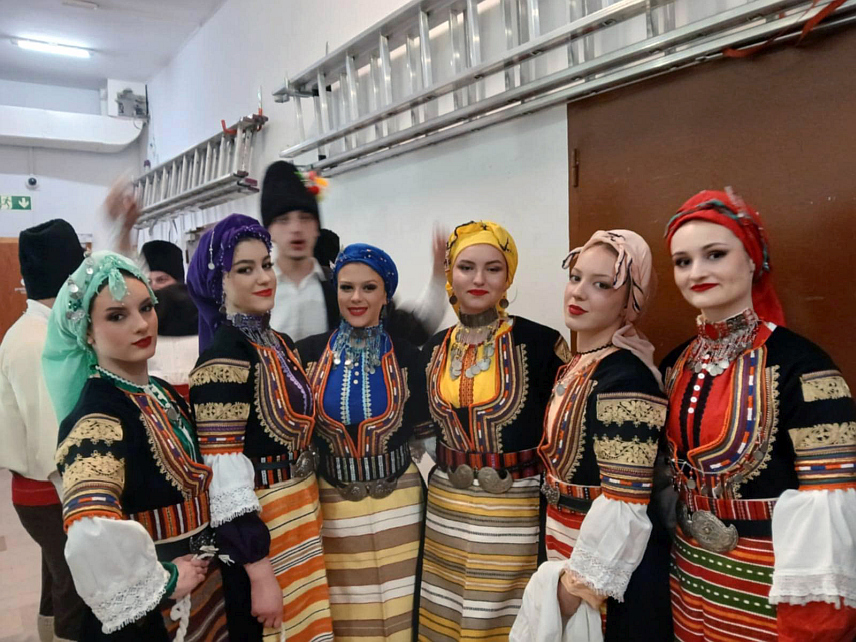 НОВИ ГРАД, 24. ФЕБРУАРА /СРНА/ - Културно-умјетничко друштво /КУД/ "Уна" из Новог Града учествује на концерту дјечијих ансамбала "200 пупољака" који ће у оквиру 56. Празника мимиозе бити одржан сутра у Херцег Новом.	