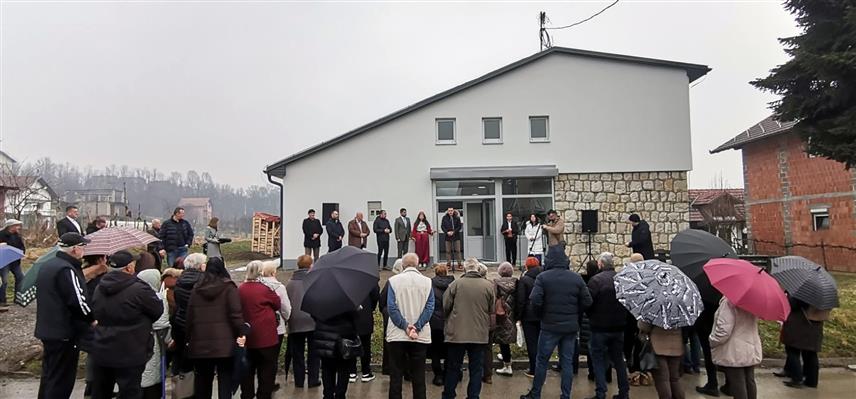 ДОБОЈ, 24. ФЕБРУАРА /СРНА/ - У Которском код Добоја данас је отворена реновирана подручна амбуланта Дома здравља, у коју су средства уложили Градска управа и Министарство за људска права и избјеглице у Савјету министара.	