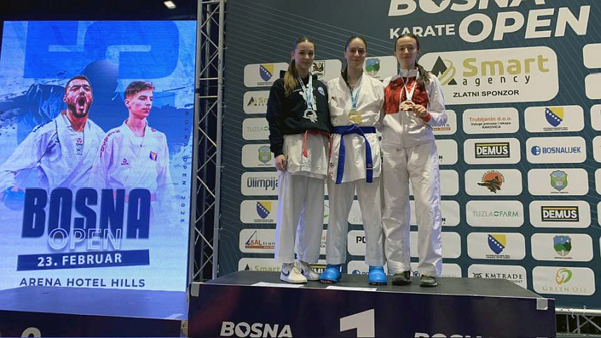 СОКОЛАЦ, 24. ФЕБРУАРА /СРНА/ - Каратисти соколачког "Гласинца" освојили су три медаље на Међународном турниру у Сарајеву. Златне медаље у борбама освојили су Павле Петрушић и Александра Јакшић, а бронза је припала Марији Ећимовић.	