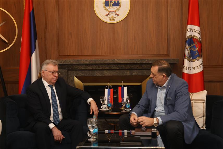 БАЊАЛУКА, 24. ФЕБРУАРА /СРНА/ - Предсједник Републике Српске Милорад Додик састао се данас у Бањалуци са амбасадором Русије у БиХ Игором Калабуховим. Састанку у Палати Републике присуствовала је и српски члан и предсједавајућа Предсједништва БиХ Жељка Цвијановић. /Фото - Борислав Здриња/	