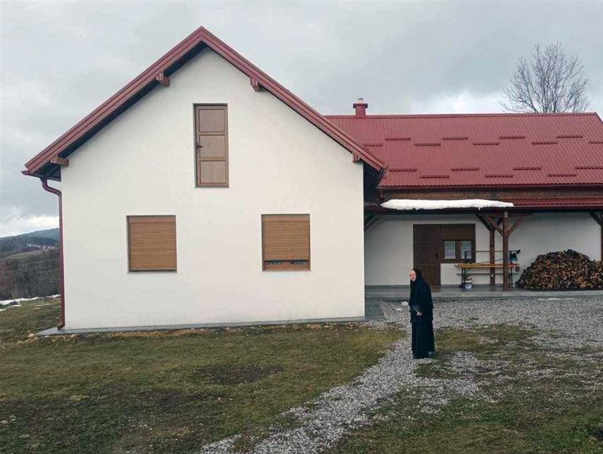 ФОЧА, 24. ФЕБРУАРА /СРНА/ - Уочи почетка Часног поста, монахиња Минодора из монашке келије Светих Јоакима и Ане на Челебићима код Фоче захвалила је свима који су се одазвали њеном позиву да прилозима или на било који други начин помогну наставак радова у овој келији, гдје је она тренутно једини становник.	