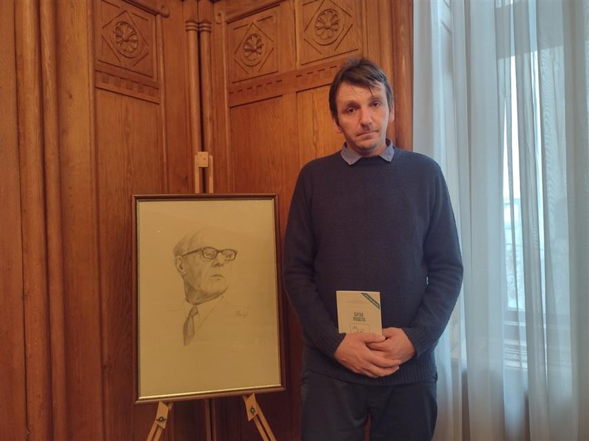 БЕОГРАД, 24. ФЕБРУАРА /СРНА/ - Пјесник из Републике Српске Слободан Јовић добио је престижну награду "Меша Селимовић" за књигу књигу "Брза пошта".	