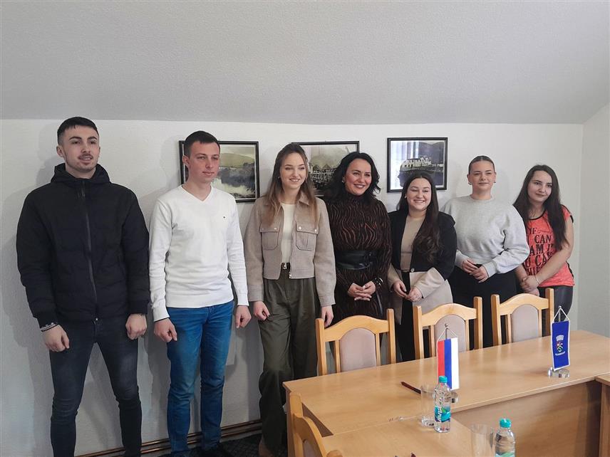 ЈЕЗЕРО, 24. ФЕБРУАРА /СРНА/ - Начелник општине Језеро Снежана Ружичић потписала је данас уговоре са девет студената који ће ове године примати увећане стипендије, након што је износ са 140 повећан на 200 КМ.	