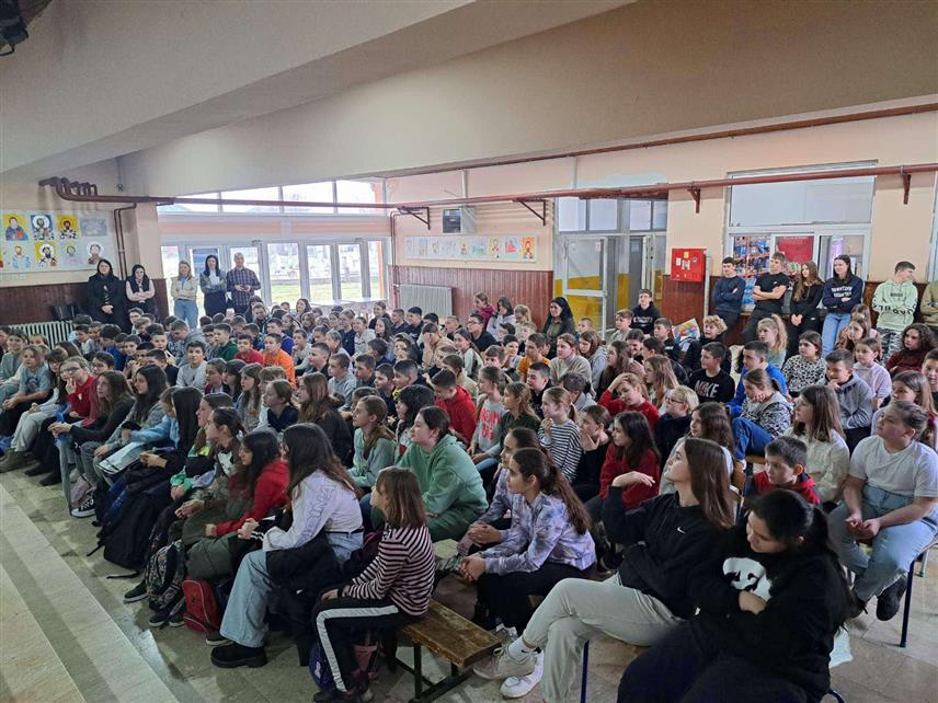 КОЗАРСКА ДУБИЦА, 24. ФЕБРУАРА /СРНА/ - У основним школама "Вук СтеФановић Караџић" и "Свети Сава" у Козарској Дубици ученицима је данас кроз интерактвини час и глумачки перформанс представљен књижевни првенац писца и драматурга Синише Tешановића - "Громовити витез Вук", прича о храбрости, части и епским биткама.