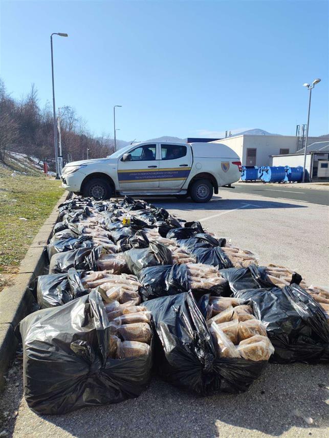 БАЊАЛУКА, 24. ФЕБРУАРА /СРНА/ - Службеници Управе за индиректно опорезивање /УИО/ БиХ одузели су од два лица 528,5 килограма ситно резаног сушеног дувана процијењене вриједности 105.700 КМ који није био обиљежен акцизним маркицама, а намијењен је за нелегалну продају.