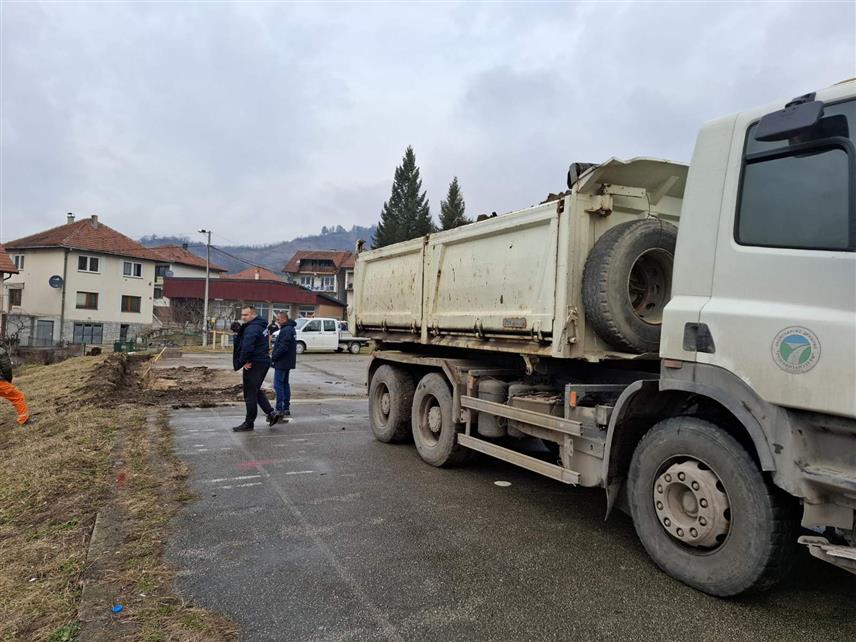 ВИШЕГРАД, 24. ФЕБРУАРА /СРНА/ - У Вишеграду је почела реконструкција спортских терена код Основне школе "Вук Караџић" у склопу припрема за предстојеће Међуопштинске омладинске спортске игре /МОСИ/, за чију реконструкцију је општина обезбиједила 358.000 КМ.