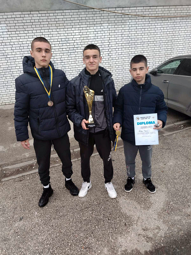 СОКОЛАЦ , 24. ФЕБРУАРА /СРНА/ - Боксери соколачког "Гласинца" Јовица Тошић, Александра Вељовић и Никола Тошић.