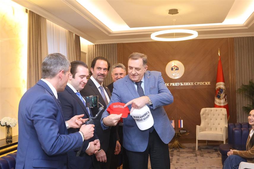 БАЊАЛУКА, 24. ФЕБРУАРА /СРНА/ - Предсједник Републике Српске Милорад Додик састао се данас у Бањалуци са бившим градоначелником Њујорка Рудијем Ђулијанијем.Додик је са Ђулијанијевим сарадницима, који су допутовали из Америке, размијенио качкете. /фото Борислав Здриња/