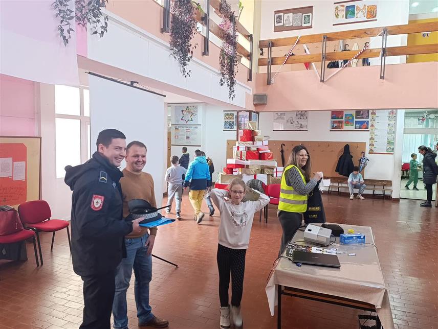 КОТОР ВАРОШ, 24. ФЕБРУАРА /СРНА/ - Републичка превентивна кампања "Буди видљив, не буди фигура", чија је порука видљивост пјешака као најрањивијих учесника у саобраћају, одржана је данас у Основној школи "Свети Сава" у Котор Варошу.