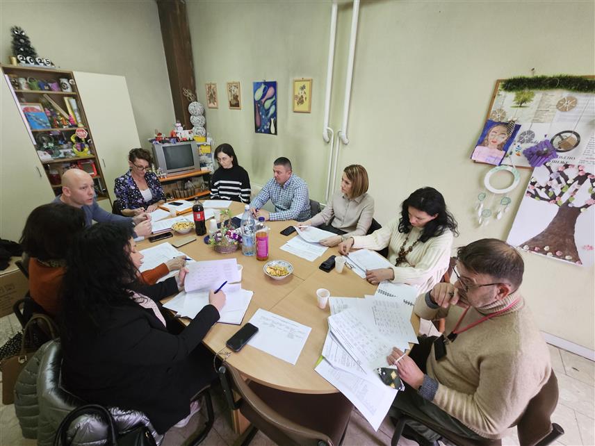 ПРИЈЕДОР, 24. ФЕБРУАРА /СРНА/ - Поступање полиције и тужилаштва у случају тешког насиља сина над мајком у једном приградском насељу код Приједора данас је на састанку Мултисекторског тима за заштиту од породичног и родно заснованог насиља представљено као позитиван примјер с добрим исходом у правцу и заштите жртве и третмана починиоца.